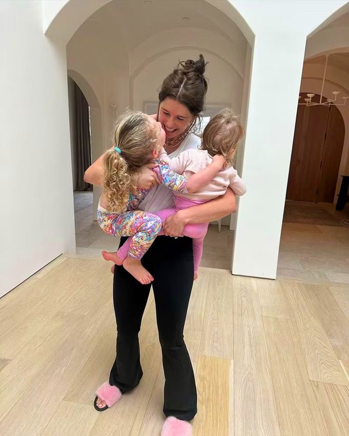 La 'coach' y escritora, con sus hijas