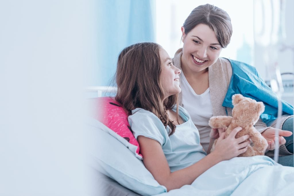 Niña en el hospital con su madre
