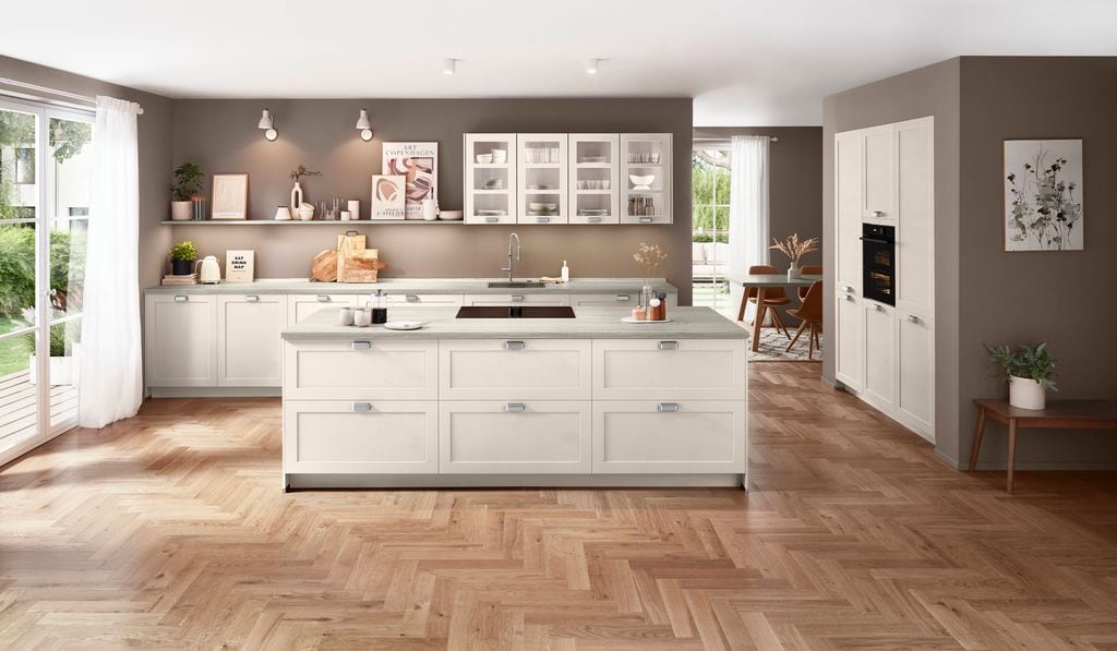 Cocina blanca con suelo de madera