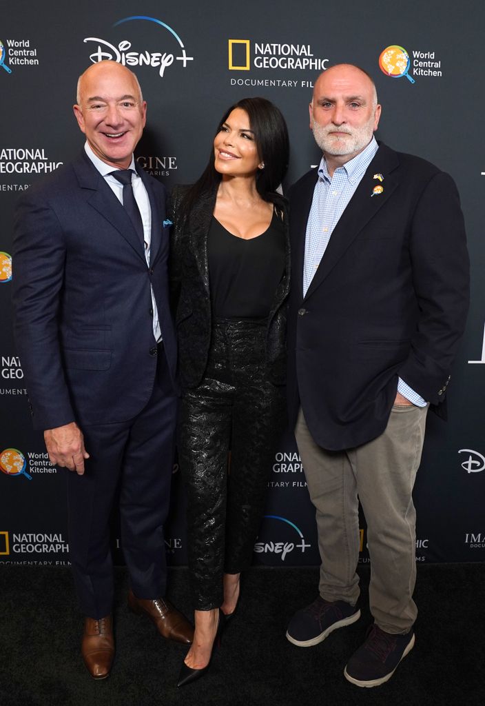 Jeff Bezos, Lauren Sánchez y el fundador de World Central Kitchen posan juntos