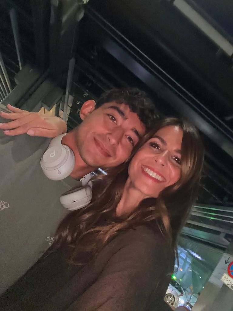 Nuria Roca recoge a su hijo en el aeropuerto tras meses separados