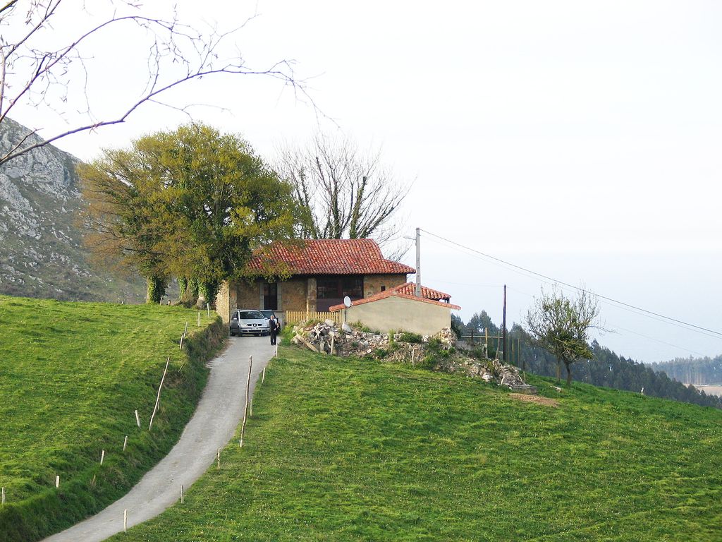 La vivienda se sitúa entre colinas verdes, un entorno privilegiado que aporta energía y da calidez al hogar