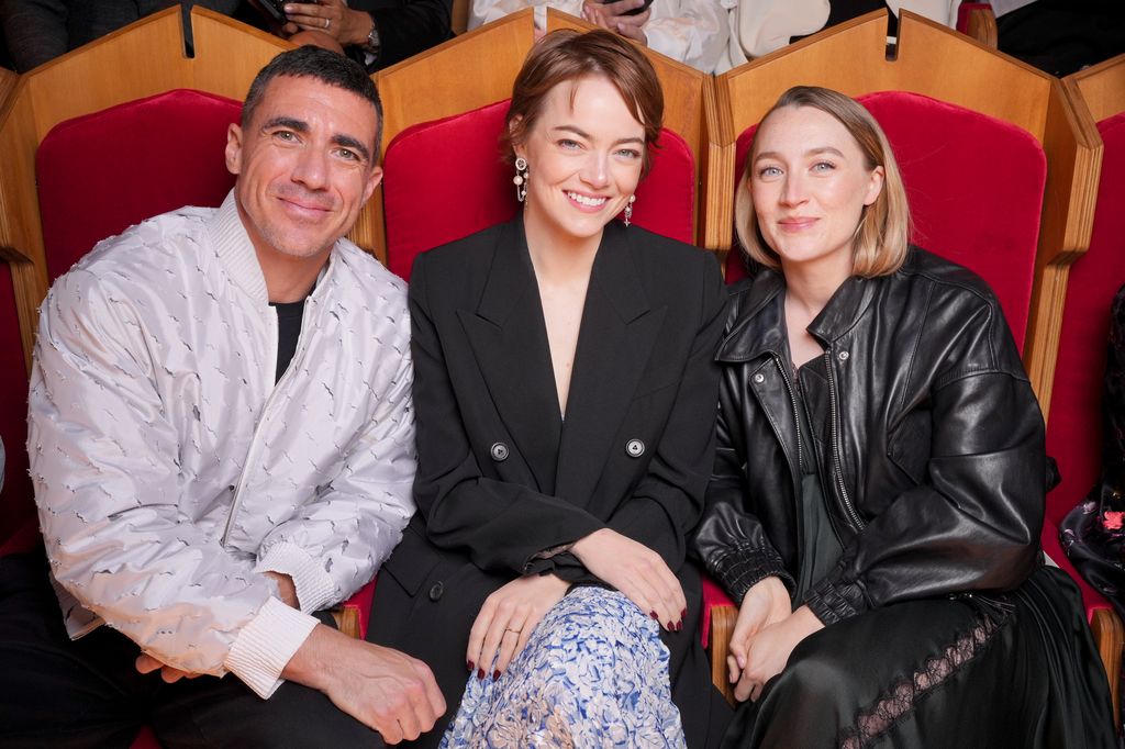 Drew Kuhse, Emma Stone y Saoirse Ronan en la primera fila del desfile de Louis Vuitton.