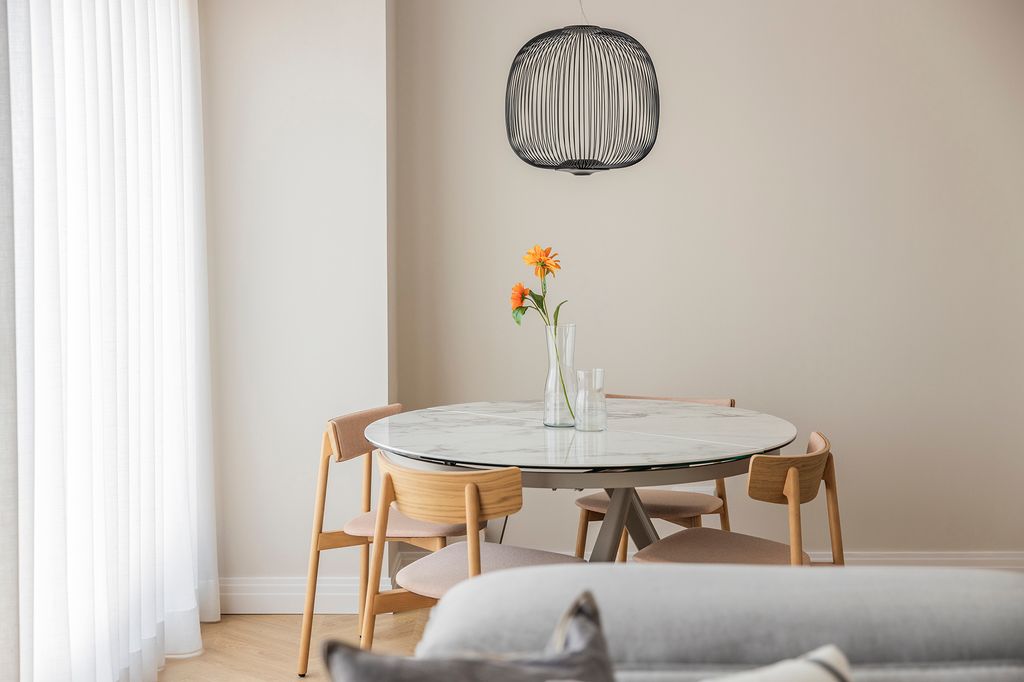 Comedor con lámpara de techo de color negro