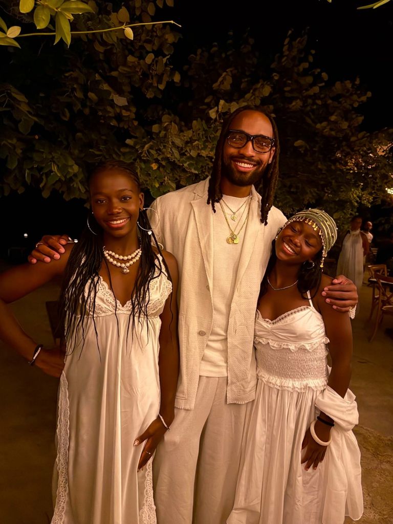 Akeem Morris con las mellizas Stella y Estere.