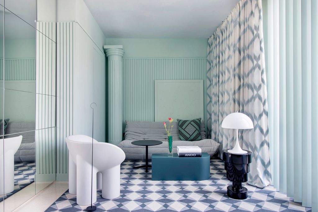 Salón con la pared teñida en un verde muy suave