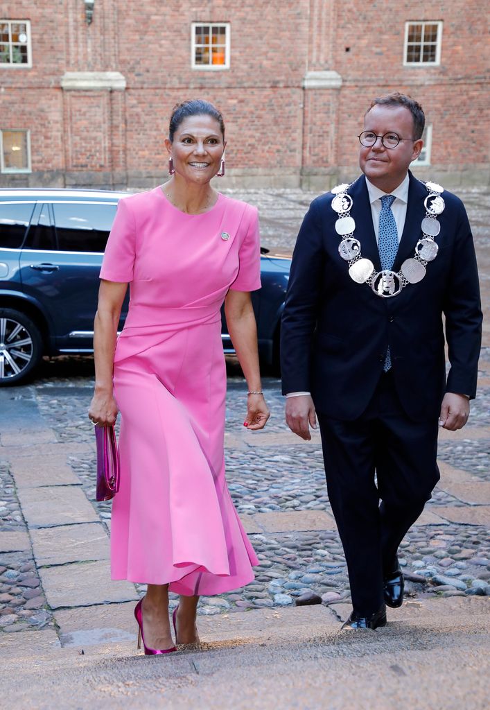Victoria de Suecia con vestido rosa
