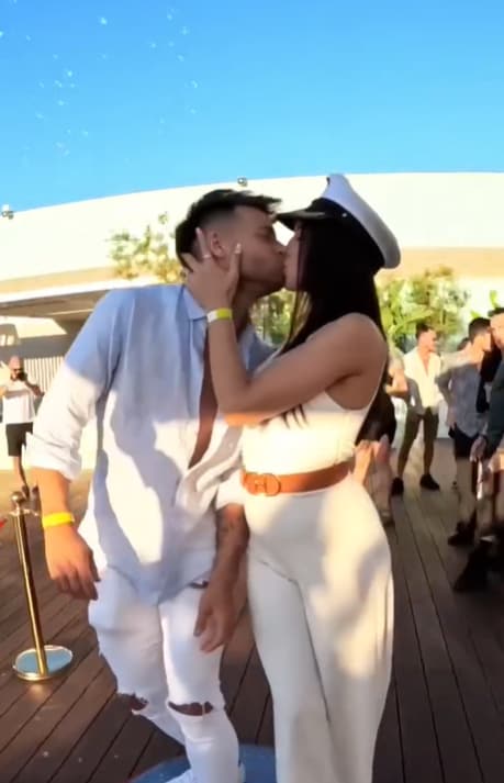 Anita Williams y Montoya besándose