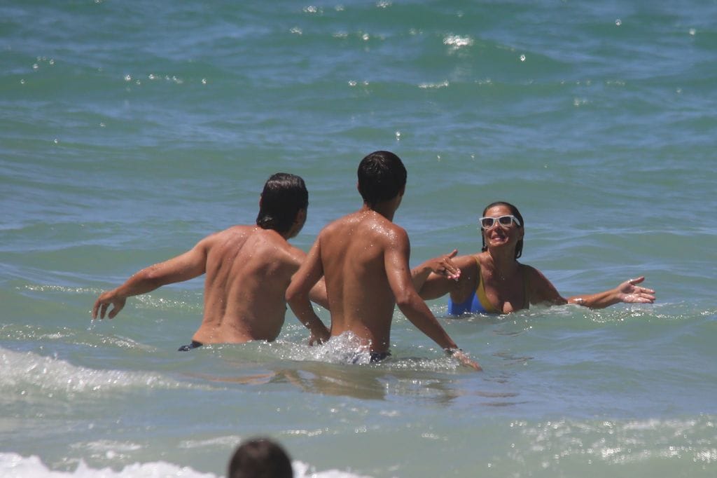 Nuria Roca y Juan del Val en una playa de Cádiz, 14 de agosto de 2024