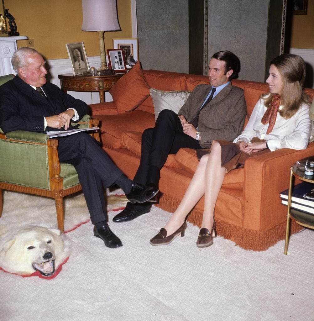 La princesa Ana y Mark Phillips en una reunión sentados en un sofá