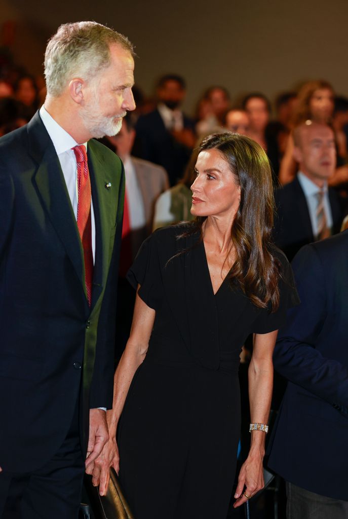 Reina Letizia con mono negro