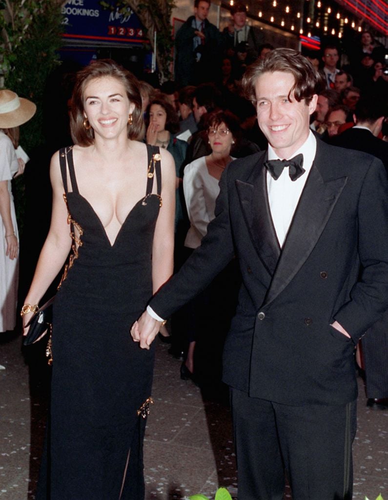 Liz Hurley y Hugh Grant en la premiere en Londres de 'Cuatro bodas y un funeral', celebrada en el año 1994