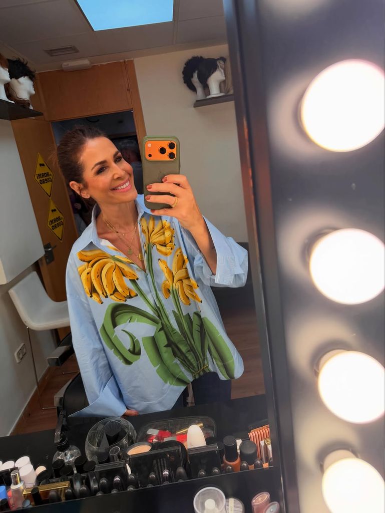 Nuria Roca con camisa original de plátanos y vaqueros efecto piernas infinitas. 