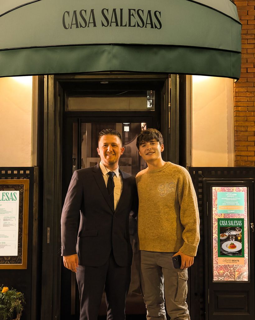 El actor Noah Schnapp, en la entrada del restaurante, junto a un miembro del equipo de Casa Salesas.