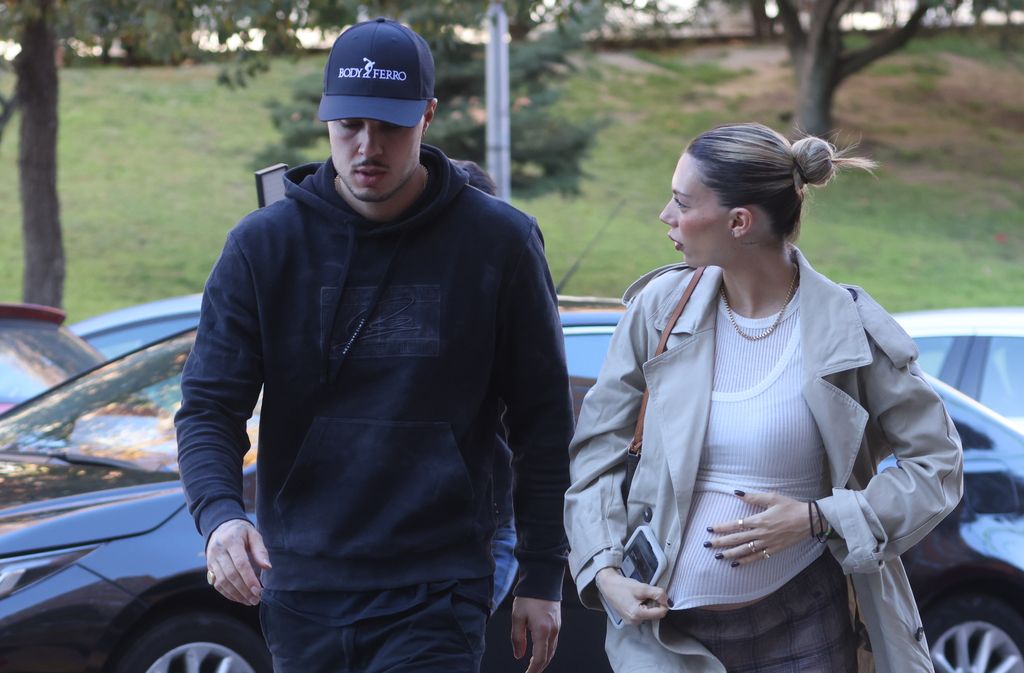 Plano medio de Carlo Constanzia y Alejandra Rubio por la calle