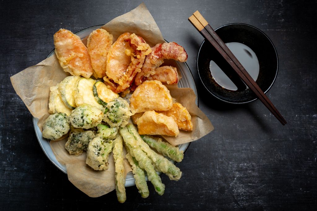 Los ingredientes que más se usan para hacer tempura son algunos vegetales y algunos mariscos.