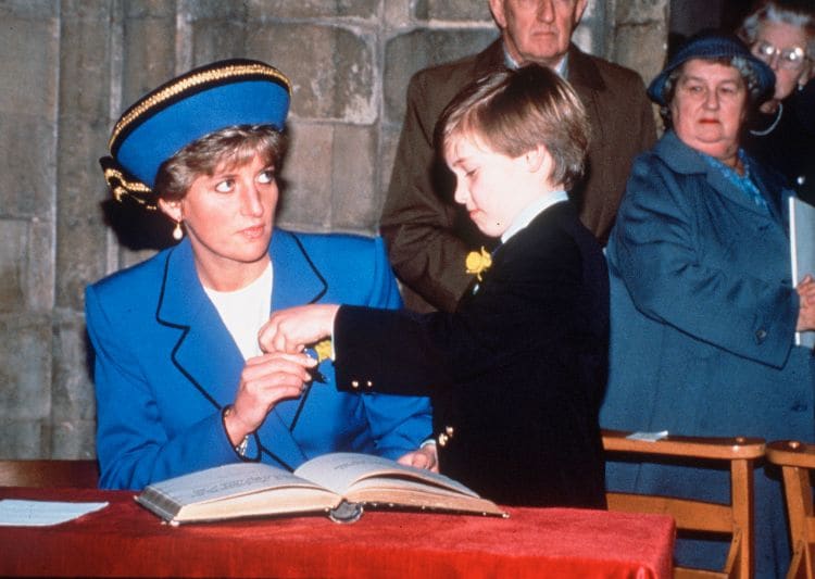 Guillermo de Inglaterra cuando era un niño junto a su madre 