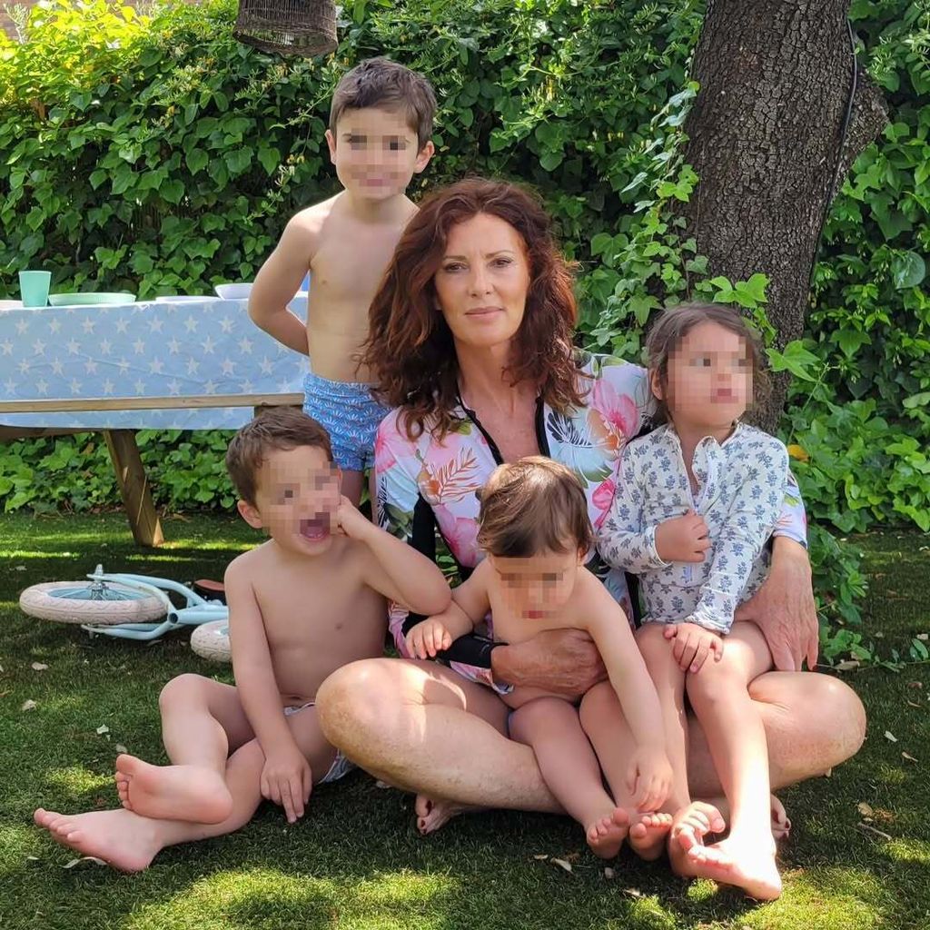 Cuatro de los siete nietos de la presentadora con su abuela, en una tarde de piscina