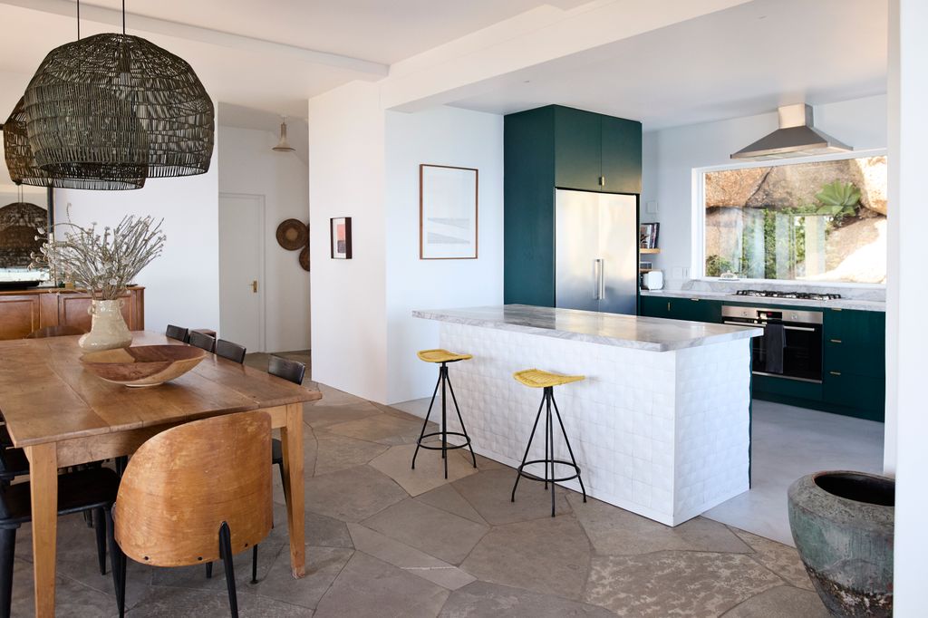 Esta primavera se esta viendo una explosión de "micro-renovaciones" con personalidad. Desde pintar la isla de la cocina en tonos audaces hasta crear rincones de lectura ultra-chic en espacios pequeños.