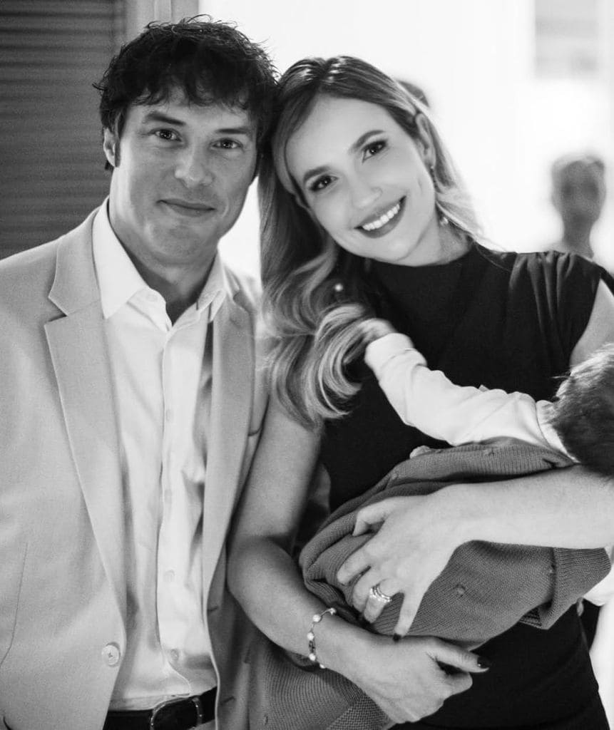 Jordi Cruz y Rebecca Lima con su bebé en la boda de la hermana de la arquitecta brasileña en Barcelona 