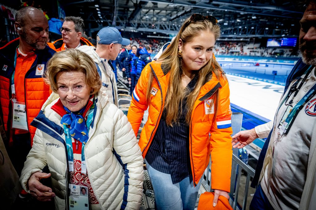 Guillermo, Maxima y Amalia de Holanda saludando a los reyes Harald y Sonia de Noruega en los Juegos Olímpicos de Invierno Milano Cortina 2026