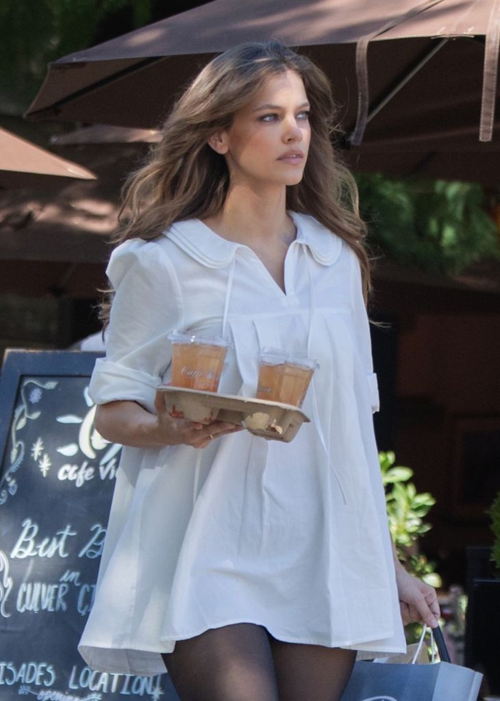 Barbara Palvin en Los Ángeles con vestido blanco de estilo 'babydoll'