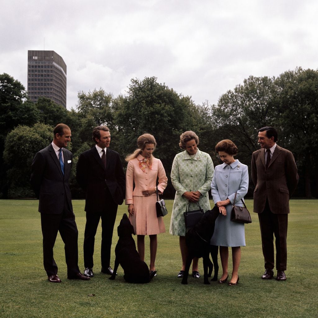 Plano entero de La princesa Ana y Mark Phillips con Isabel II y otros compañeros