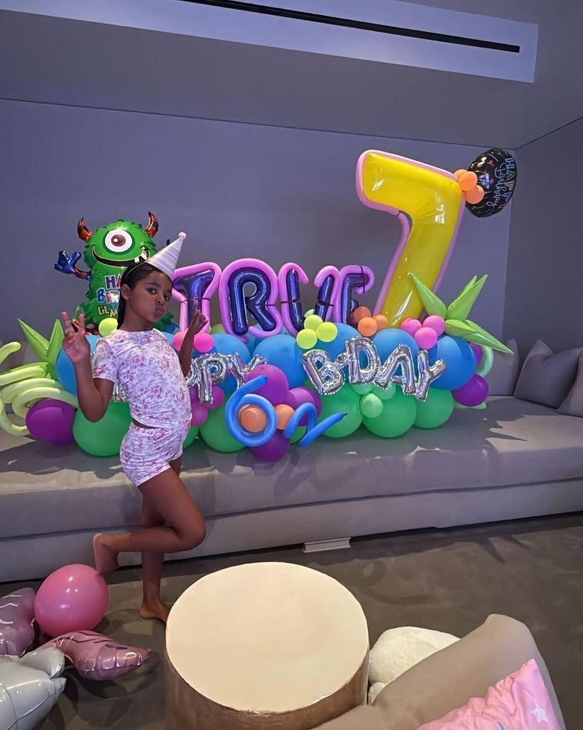 Khloé Kardashian celebra los siete años de True con una colorida fiesta ...