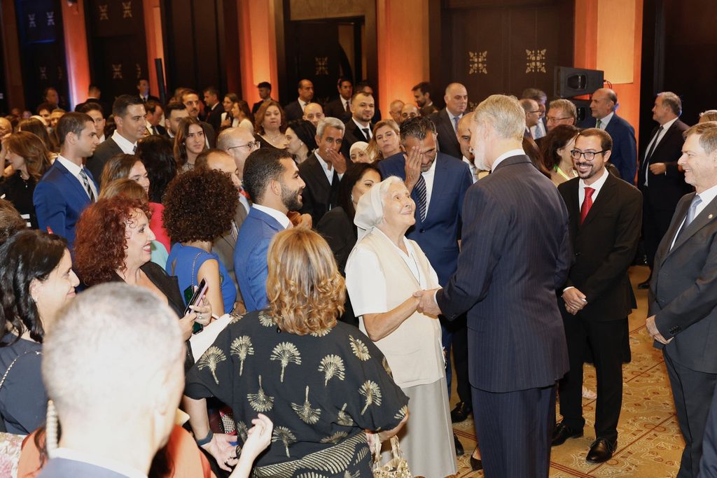 Los reyes Felipe y Letizia con la colectividad española en Egipto 