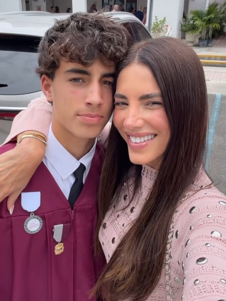 Gaby Espino con su hijo Nickolas, que se graduó de middle school.