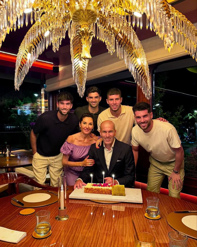 Una foto familiar, Zinedine Zidane con su esposa Véronique Fernández y sus hijos Enzo, Luca, Théo y Elyaz.