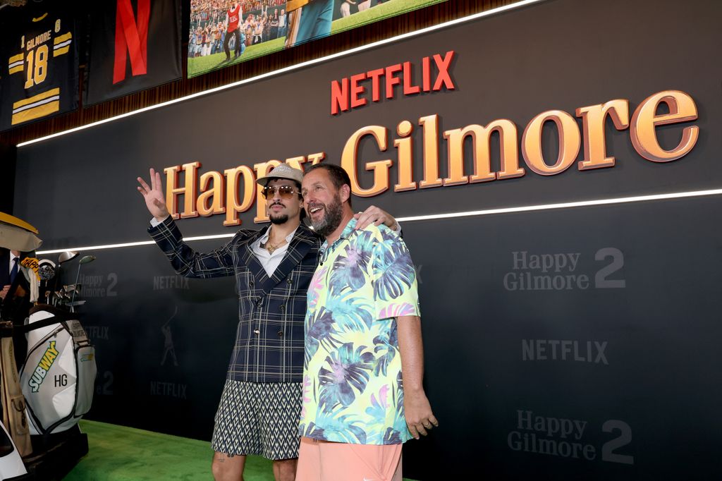 Bad Bunnny con Adam Sandler en la Premier.