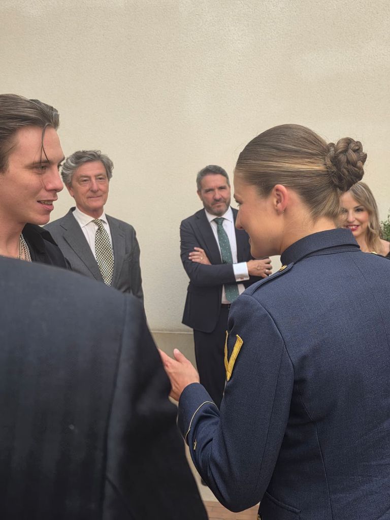 La princesa Leonor conoce al cantante Walls en Murcia el día que ha recibido las máximas condecoraciones de la región