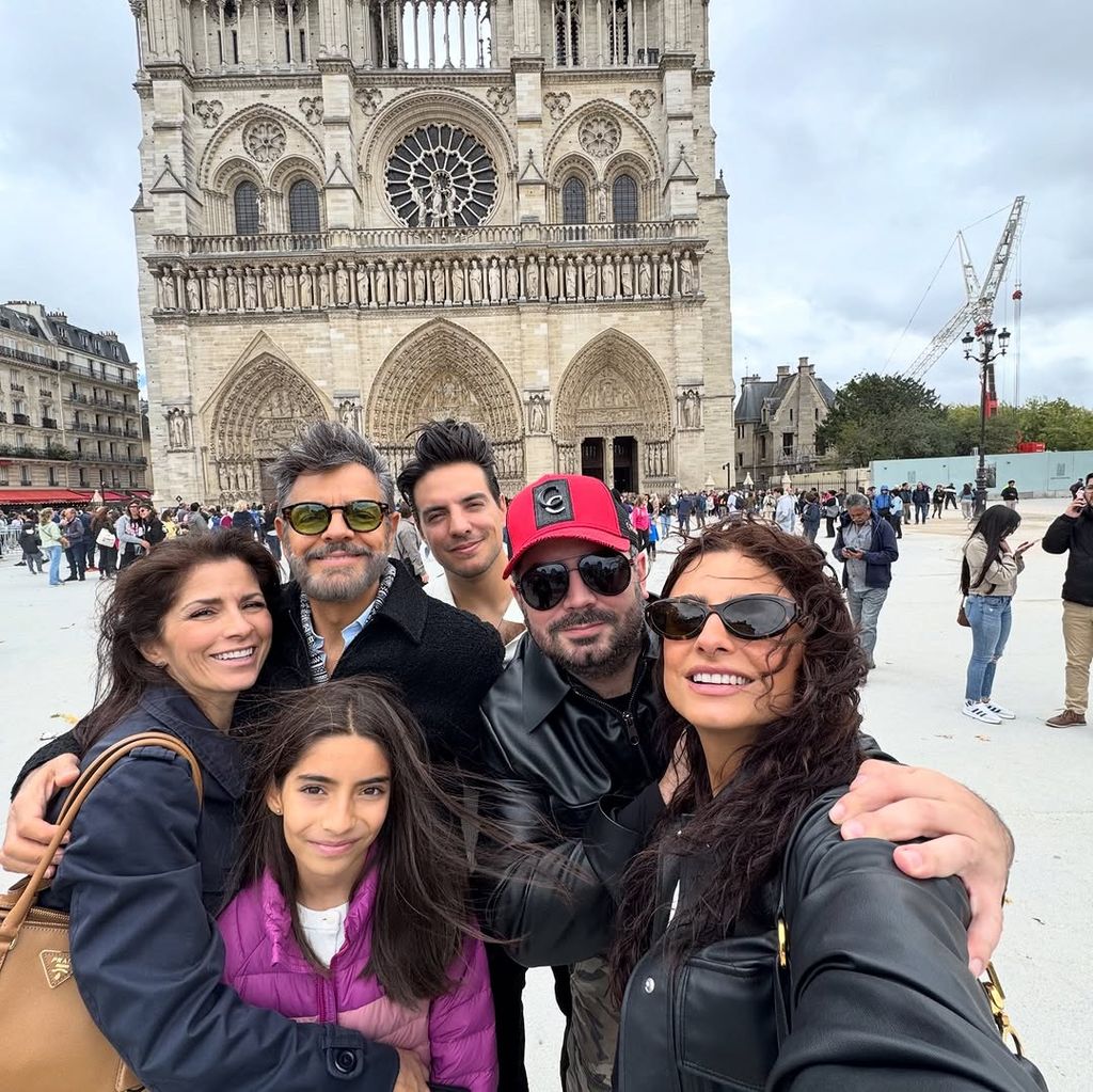 Aislinn Derbez con su papá y sus hermanos en París.