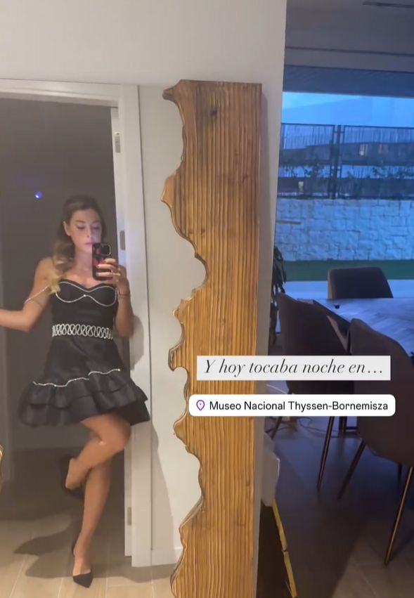 Belén Écija adelanta la manicura estrella de Navidad con un vestido de brillos