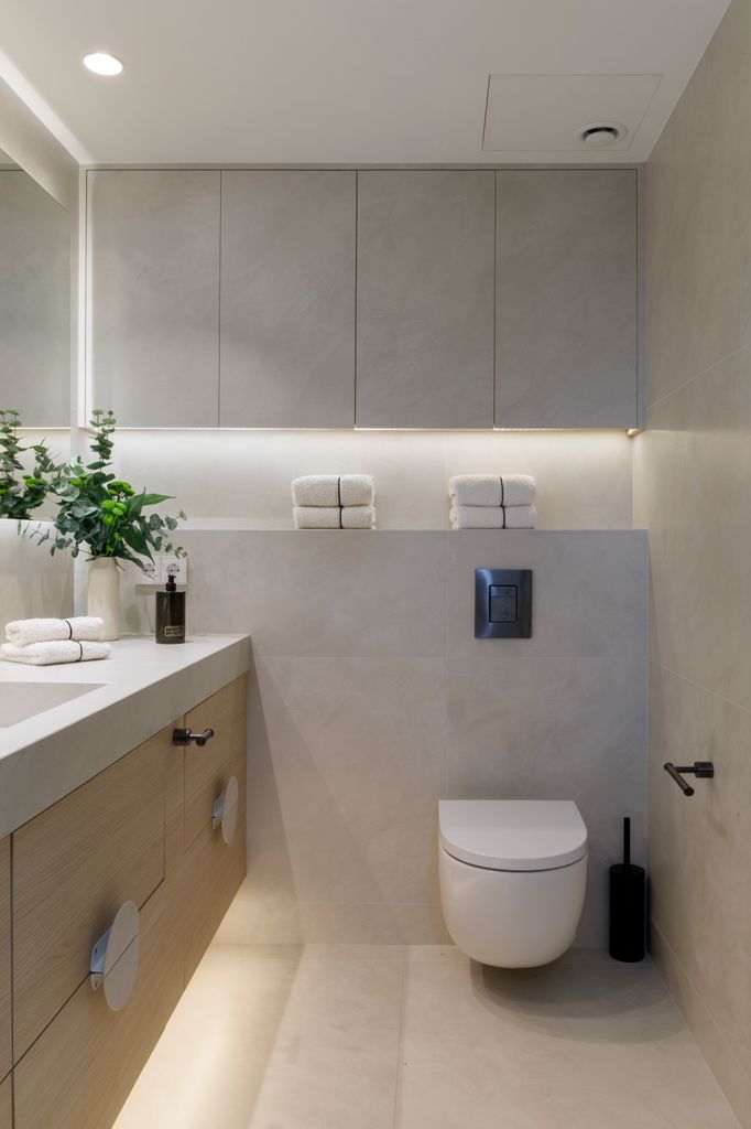 Baño beis con mueble de lavabo de madera