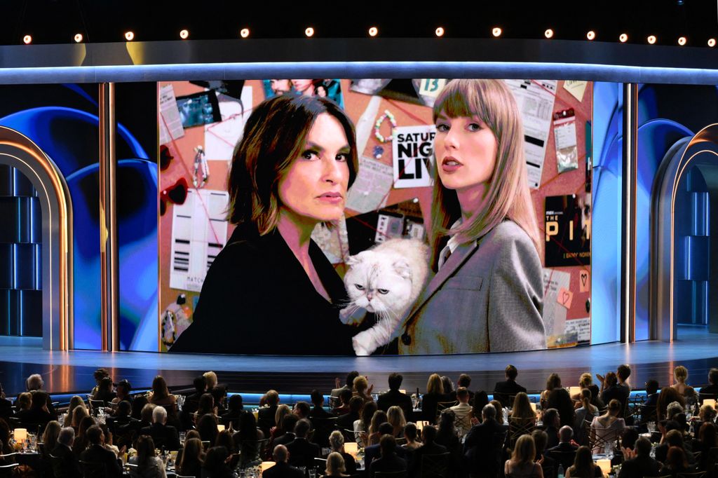 Mariska Hargitay y Taylor Swift con su gato Olivia Benson en una de las pantallas gigantes del Peacock Theatre, en un sketch de 'La Ley y el Orden' en los Emmy 2026.