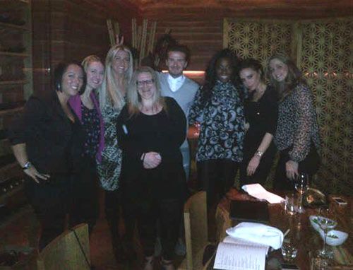 David y Victoria Beckahm con las hermanas del futbolista, Joanne y Lynne, (delante del futbolista) y unas amigas