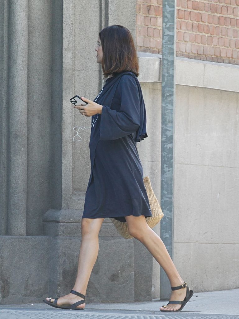 Sofía Palazuelo entrando en su casa tras dar a luz a su tercer hijo Fernando en septiembre 2025