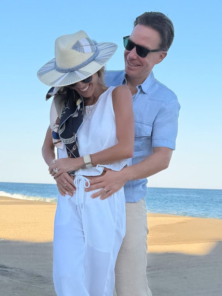 Anahí publicó esta linda foto junto a su esposo Manuel Velasco Coello.