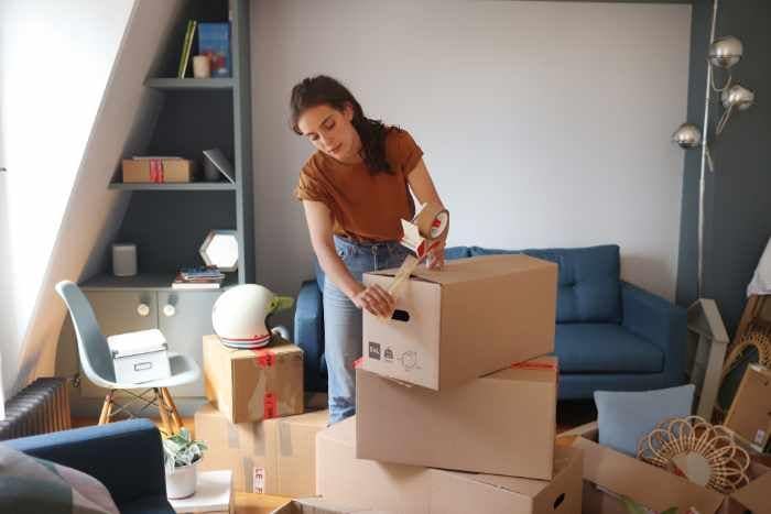 mujer preparando una mudanza