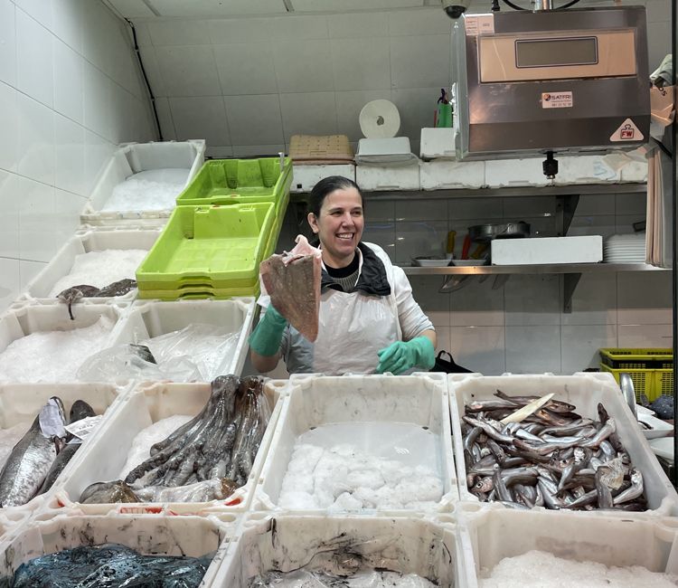 Pescadera en el mercado de abastos de Santiago de Compostela