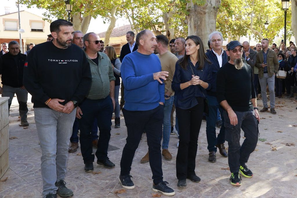 Los reyes Felipe y Letizia conversando con algunas autoridades y vecinos de Utiel