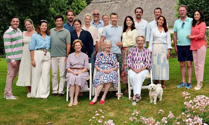 reina Margarita de Dinamarca con su familia