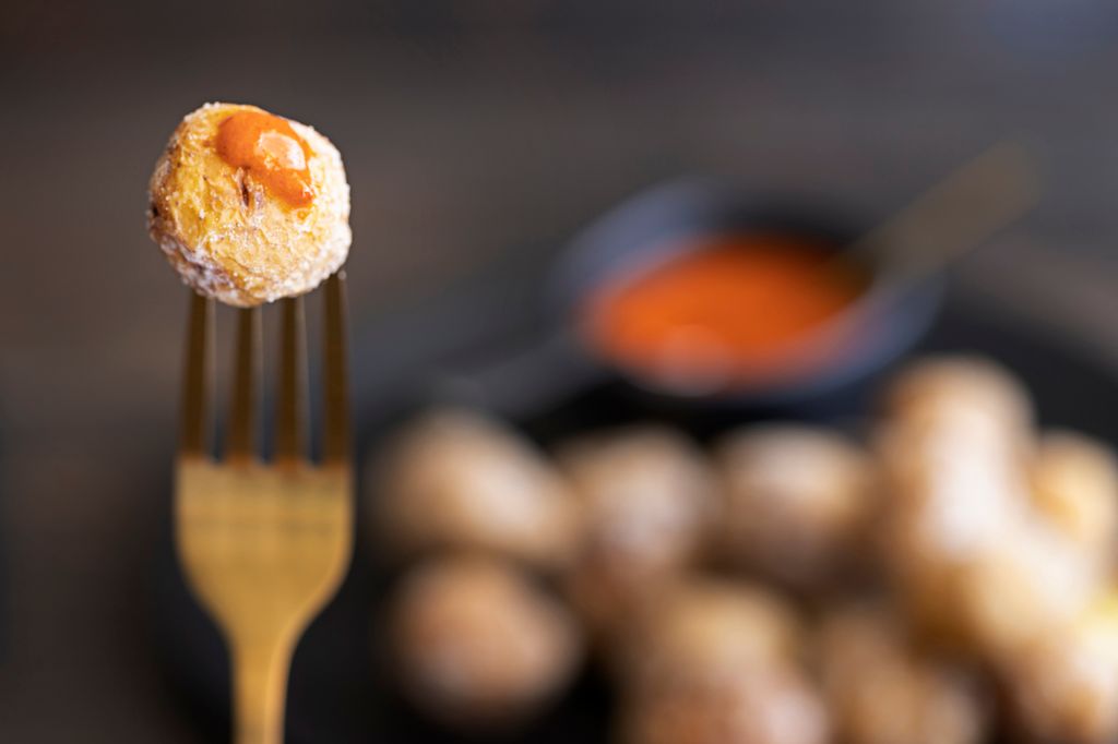 Una vez arrugadas, las papas están listas para acompañarse de mojo picón o mojo verde, el maridaje más tradicional de las islas.