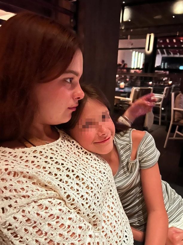 Manuela y Alma, hijas de Alejandro Sanz, posan juntas abrazadas