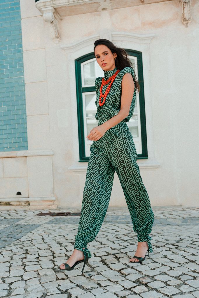 Look de invitada con pantalón bombacho de Barey