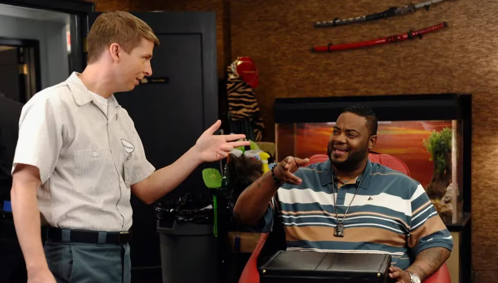 Jack McBrayer como Kenneth Parcell, Grizz Chapman como Grizz