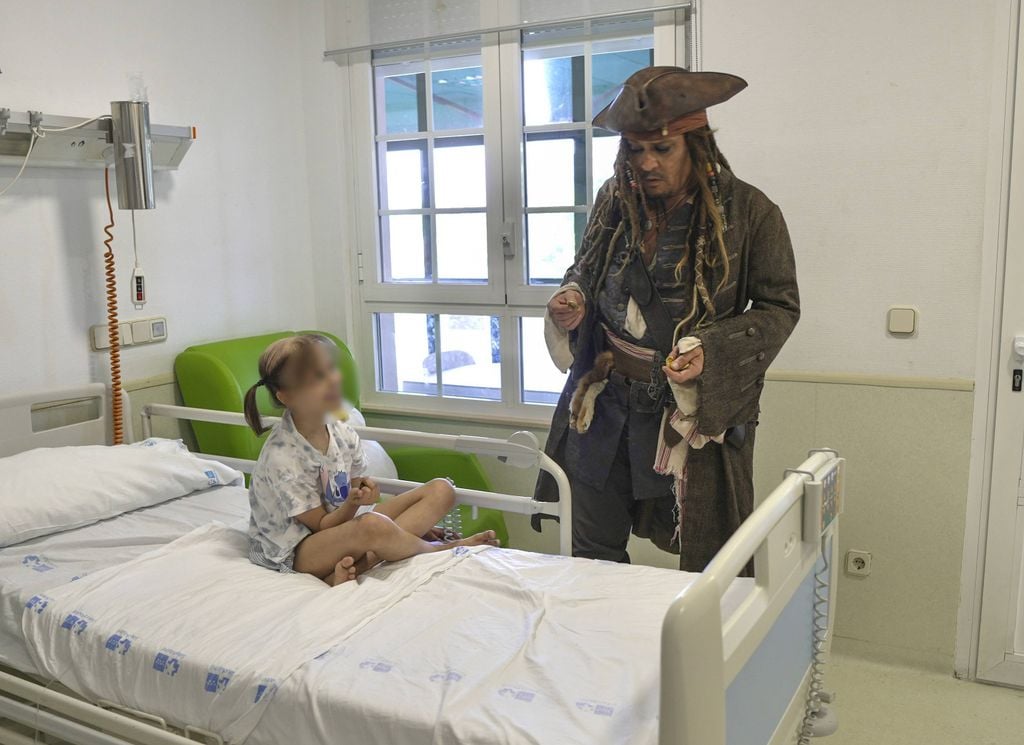 Johnny Depp revivió a Jack Sparrow, uno de sus más icónicos personajes de cine, para regalar un lindo momento a los niños de un hospital en Madrid.