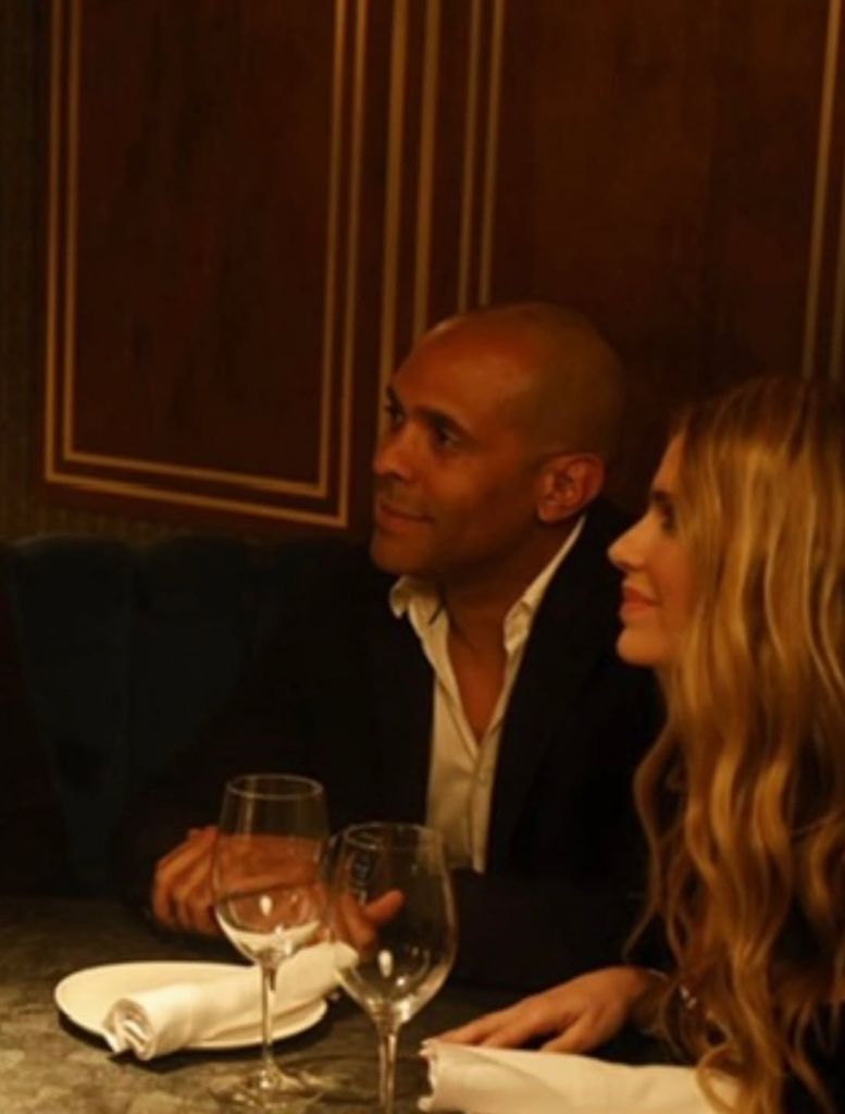 La pareja, cenando en un restaurante